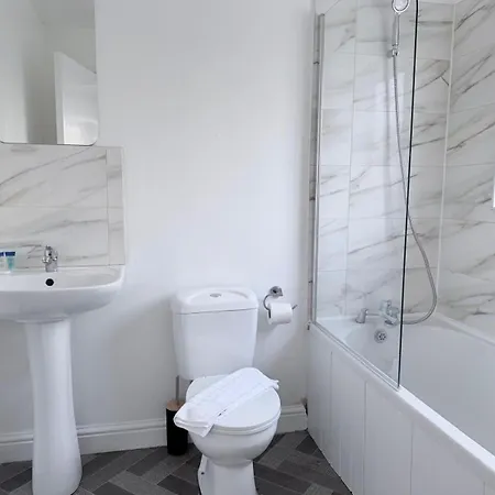Ubytování v soukromí Cosy With Ensuite Near Shopping And Centre *