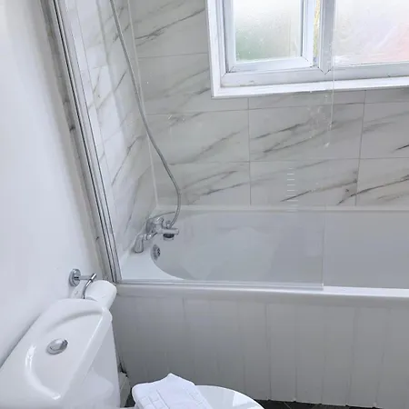 Cosy With Ensuite Near Shopping And Centre *