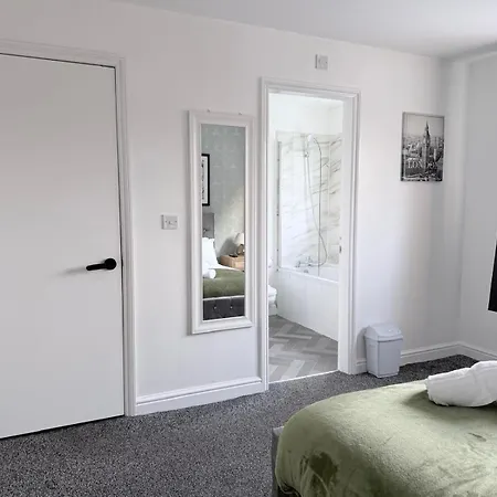 Ubytování v soukromí Cosy With Ensuite Near Shopping And Centre *