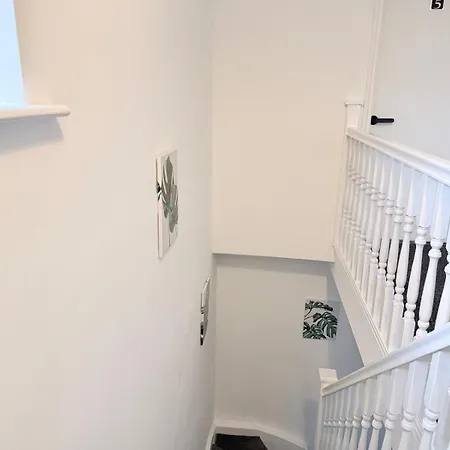 Cosy With Ensuite Near Shopping And Centre *
