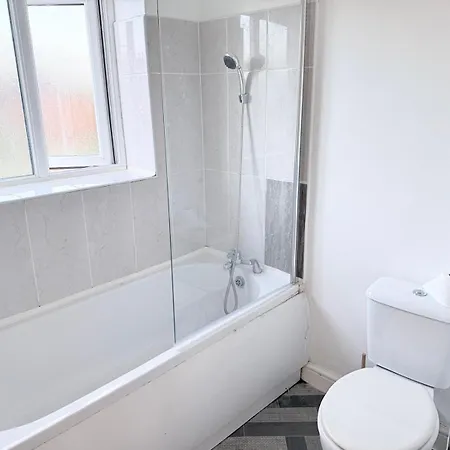 Ubytování v soukromí Cosy With Ensuite Near Shopping And Centre *